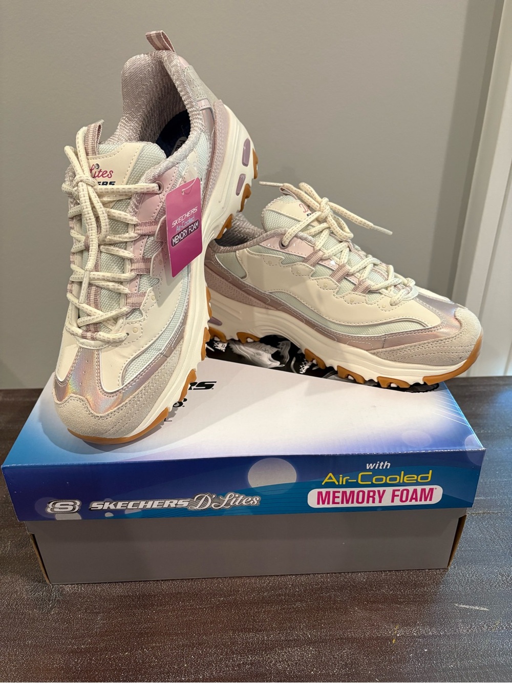 NWB Women’s SKECHERS D'Lites “Dazzling Shine” Light Pink Athletic Shoes (9)